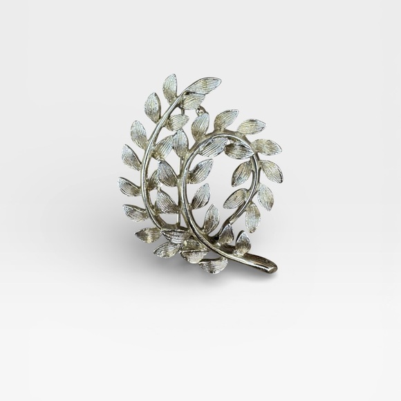 LISNER Signed Vintage Silver-Tone Leaf Brooch - Picture 6 of 9